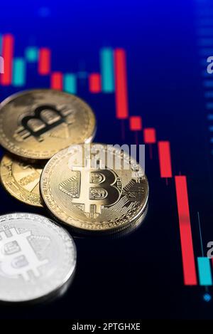 Münzen mit Bitcoin-Logo fallen auf dem Bärenmarkt ab. Rückzieher der führenden Kryptowährung Bitcoin BTC im Handel. Dezentrale digitale Währung ging zurück. Krypto-Spalte Stockfoto