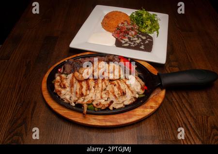 Authentische und traditionelle mexikanische Küche, bekannt als Shrimp Steak und c hicken Sie Fajitas Stockfoto