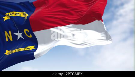 Nahaufnahme des Winkens der Flagge des Bundesstaates North Carolina. North Carolina ist ein Bundesstaat im Südosten der Vereinigten Staaten. Stoffstrukturierte Rückseite Stockfoto