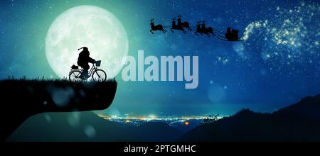 Silhouette des Weihnachtsmannes erhalten einen Zug auf ihre Rentiere über Vollmond in der Nacht zu fahren Weihnachten. Silhouette des Weihnachtsmanns auf seinem Fahrrad zu tragen Stockfoto