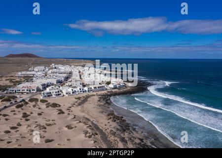 Landschaftspanorama von La Caleta de Famara und Feuerberg, Lanzarote, Lanzarote, die Kanarischen Inseln, Spanien Stockfoto