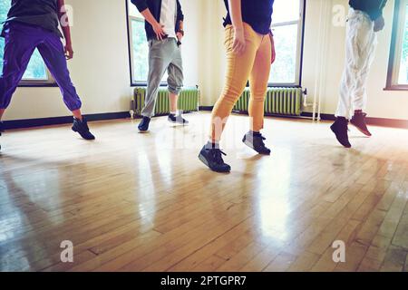 Leicht auf den Füßen. Eine Gruppe von Leuten, die zusammen in einem Studio tanzen. Stockfoto