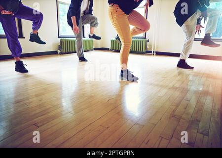 Auf einer Bewegungsmission. Eine Gruppe von Leuten, die zusammen in einem Studio tanzen. Stockfoto