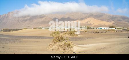 Panoramablick auf die typische Naturlandschaft in der Gegend von Famara Beach (Playa de Famara), Lanzarote. Kanarische Inseln. Spanien. Stockfoto