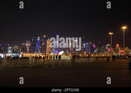 Katar, Doha bei Nacht. Moderne und traditionelle Stimmung Stockfoto