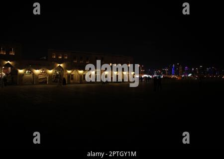 Katar, Doha bei Nacht. Moderne und traditionelle Stimmung Stockfoto