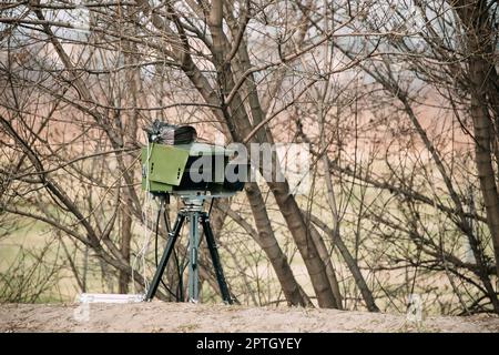 Mobile Straße Polizei Radar auf Stativ für Verkehr bei der Drehzahlregelung. Steuerung der Geschwindigkeit überschreitet. Blitzer auf der Autobahn unterwegs. Stockfoto