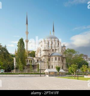 Nusretiye kaiserliche osmanische verzierte Moschee, die von Sultan Mahmut II. In Auftrag gegeben wurde und sich im Stadtteil Tophane von Beyoglu, Istanbul, Türkei, befindet Stockfoto