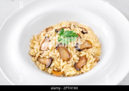 Portion Risotto mit gebratenen Eryngii-Pilzen Stockfoto