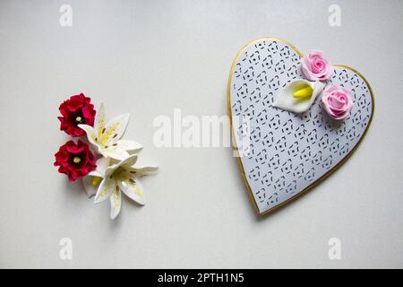 Herz-Ornament mit bunten Blumen aus Zucker, Draufsicht Stockfoto