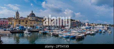 Ein Panorama der Marina di Procida tatsächliche Marina, Promenade und farbenfrohe Gebäude. Stockfoto