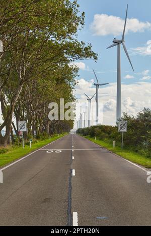 Straße auf einem schmalen Landstreifen auf dem Hafengebiet von Rotterdam, Landtong bei Rozenburg Stockfoto