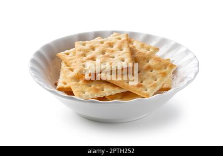 Viele Cracker auf einem Teller auf weißem Hintergrund. Stockfoto