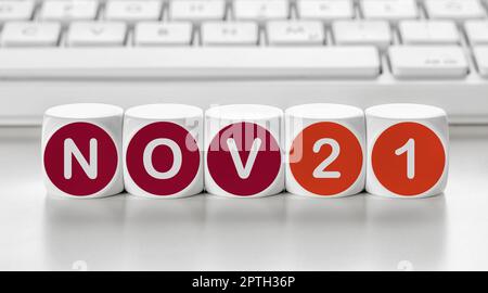 Buchstabenwürfel vor einer Tastatur - November 21 Stockfoto