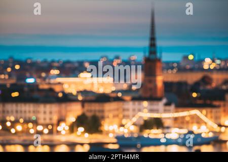 Stockholm, Schweden. Night Skyline abstrakte Boke Bokeh Hintergrund. Design Hintergrund. Riddarholm Kirche in Nacht Beleuchtung Stockfoto