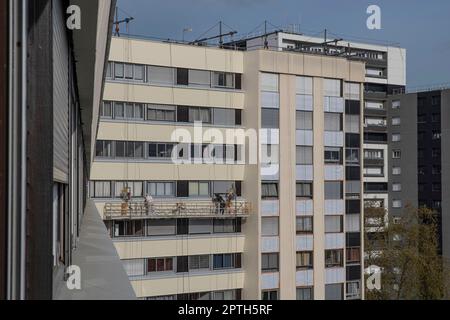 Arbeiter auf einem Gerüst renovieren ein Gebäude Stockfoto