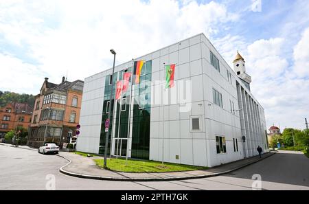 PRODUKTION - 26. April 2023, Baden-Württemberg, Eßlingen: Die neue Moschee. Nach Jahren der Planung, des Bauens und eines zeitraubenden Streits wird das Gebetshaus der türkisch-islamischen Gemeinde Esslingen am Wochenende (29/30. April 2023) als eine der größten Moscheen in Baden-Württemberg eröffnet. Laut Sponsoring Association können dort bis zu 650 Personen beten und mehr an Feiertagen. (Zu dpa 'nach zwei Jahrzehnten öffnet sich die Esslingen-Moschee') Foto: Bernd Weißbrod/dpa Stockfoto
