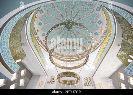 PRODUKTION - 26. April 2023, Baden-Württemberg, Eßlingen: Der Gebetsraum der neuen Moschee. Nach jahrelanger Planung, Bauzeit und einem zeitraubenden Streit wird das Gebetshaus der türkisch-islamischen Gemeinde Esslingen am Wochenende (29/30. April 2023) als eine der größten Moscheen Baden-Württembergs eröffnet. Laut Sponsoring Association können dort bis zu 650 Personen beten und mehr an Feiertagen. (Zu dpa 'nach zwei Jahrzehnten öffnet sich die Esslingen-Moschee') Foto: Bernd Weißbrod/dpa Stockfoto