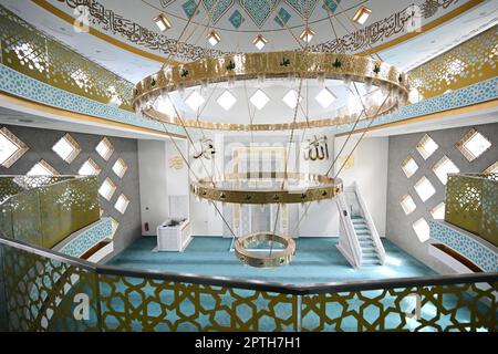 PRODUKTION - 26. April 2023, Baden-Württemberg, Eßlingen: Der Gebetsraum der neuen Moschee. Nach Jahren der Planung, des Baus und eines zeitraubenden Streits wird das Gebetshaus der türkisch-islamischen Gemeinschaft Esslingen am Wochenende (29/30. April 2023) als eine der größten Moscheen in Baden-Württemberg eröffnet. Laut Sponsoring Association können dort bis zu 650 Personen beten und mehr an Feiertagen. (Zu dpa 'nach zwei Jahrzehnten öffnet sich die Esslingen-Moschee') Foto: Bernd Weißbrod/dpa Stockfoto