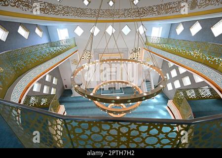 PRODUKTION - 26. April 2023, Baden-Württemberg, Eßlingen: Der Gebetsraum der neuen Moschee. Nach jahrelanger Planung, Bauzeit und einem zeitraubenden Streit wird das Gebetshaus der türkisch-islamischen Gemeinde Esslingen am Wochenende (29/30. April 2023) als eine der größten Moscheen Baden-Württembergs eröffnet. Laut Sponsoring Association können dort bis zu 650 Personen beten und mehr an Feiertagen. (Zu dpa 'nach zwei Jahrzehnten öffnet sich die Esslingen-Moschee') Foto: Bernd Weißbrod/dpa Stockfoto