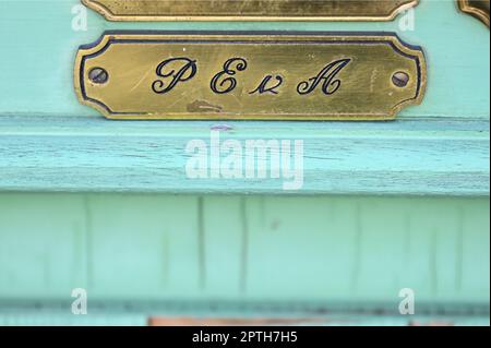 Dessau, Deutschland. 21. April 2023. Eduard Prinz von Anhalt hat nur seine Initialen in seinem Briefkasten in Dessau. Kredit: Heiko Rebsch/dpa/Alamy Live News Stockfoto