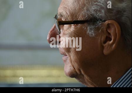 Dessau, Deutschland. 21. April 2023. Eduard Prinz von Anhalt bei einem Interview in seiner Residenz Dessau, Palais Minckwitz. Kredit: Heiko Rebsch/dpa/Alamy Live News Stockfoto