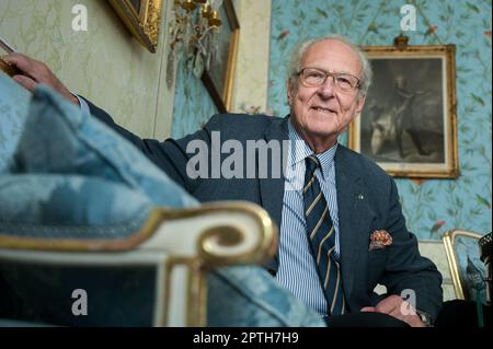 Dessau, Deutschland. 21. April 2023. Eduard Prinz von Anhalt bei einem Interview in seiner Residenz Dessau, Palais Minckwitz. Wenn Karl III. In London gekrönt wird, wird Eduard Prince of Anhalt für den Fernsehsender RTL Stellung nehmen. Kredit: Heiko Rebsch/dpa/Alamy Live News Stockfoto