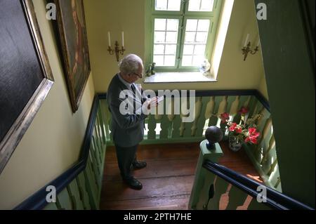 Dessau, Deutschland. 21. April 2023. Eduard Prinz von Anhalt überprüft seine Nachrichten auf seinem Handy. Kredit: Heiko Rebsch/dpa/Alamy Live News Stockfoto