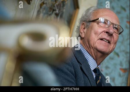 Dessau, Deutschland. 21. April 2023. Eduard Prinz von Anhalt bei einem Interview in seiner Residenz Dessau, Palais Minckwitz. Wenn Karl III. In London gekrönt wird, wird Eduard Prince of Anhalt für den Fernsehsender RTL Stellung nehmen. Kredit: Heiko Rebsch/dpa/Alamy Live News Stockfoto