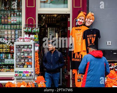 Amsterdam, Niederlande. 27. April 2023. Zwei Masken der Königin und des Königs der Niederlande hängen vor einem Laden. Der Königstag ist bekannt für eines der größten und farbenprächtigsten Feste des Landes, insbesondere in Amsterdam. Die Stadt ist voller Orange, während die Menschen die größte Straßenparty des Jahres genießen, die freien Märkte genießen und Spaß auf den Booten entlang der Kanäle haben. (Foto: Ana Fernandez/SOPA Images/Sipa USA) Guthaben: SIPA USA/Alamy Live News Stockfoto