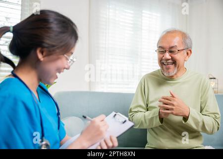 Älterer Mann nimmt Arzt zu Hause erzählen über gesundheitliche Beschwerden, asiatische junge Krankenschwester schreiben Rezept Zwischenablage während zu Hause zu besuchen sic sprechen Stockfoto