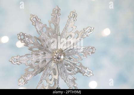 Silber Schneeflocke auf Blau Weihnachten Hintergrund. Frohe Weihnachten. Stockfoto