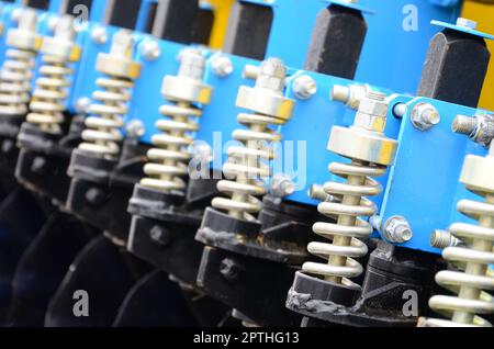 Federsystem der landwirtschaftlichen Sämaschine Nahaufnahme Stockfoto