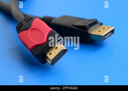 Audio/Video-HDMI-Computerkabelstecker und 20-poliger DisplayPort-vergoldeter Stecker für eine einwandfreie Verbindung auf blauem Hintergrund Stockfoto