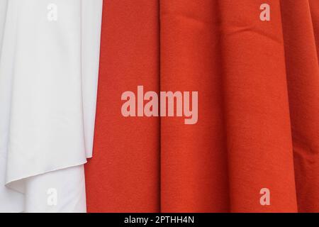 Muster von Stoffen und Stoffen in verschiedenen Farben, die auf einem Stoffmarkt zu finden sind. Stockfoto