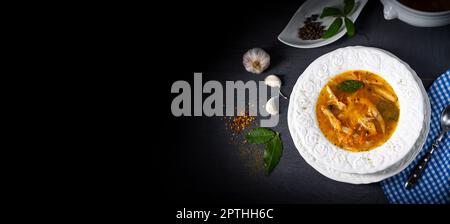 Pikante Austernsuppe mit Hühnerfleisch Stockfoto