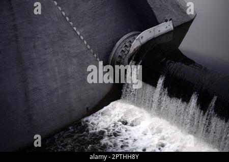 Ein Bild des fließenden Wassers. Der Damm ist so konzipiert, dass der Wasserstand in den Flüssen innerhalb der Stadt zu regeln und technischen Wasser Industrie zur Verfügung zu stellen Stockfoto