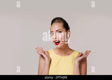 Portrait von überrascht Pin up Frau mit roten Lippen. Nettes Mädchen im Retro-stil posing Stockfoto