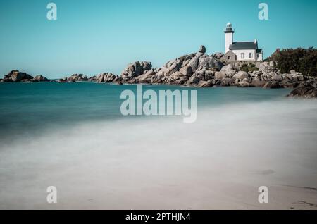 Pontusval Leuchtturm von der Küste in Kerlouan, Nord-Bretagne, Frankreich Stockfoto