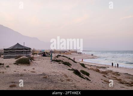 Omanische Gäste genießen es, am White Beach in der Nähe von Muscat zu übernachten, während ihrer Wochenenden kostenlos am Strand zelten. Oman. Stockfoto