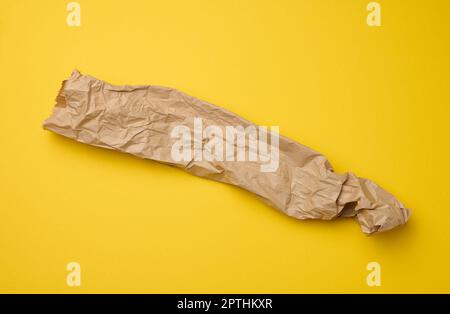 Leere längliche Papiertüte für ein Baguette auf gelbem Hintergrund, Draufsicht Stockfoto