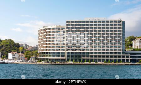 Fassade eines modernen architektonischen Gebäudes des des fünf-Sterne-Hotels Grand Tarabya, passend zur Bosporus-Straße, im Sariyer-Viertel, an einem Sommertag, Stockfoto