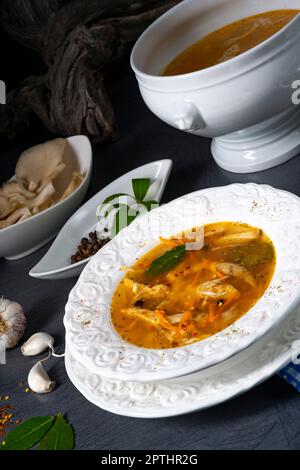 Pikante Austernsuppe mit Hühnerfleisch Stockfoto