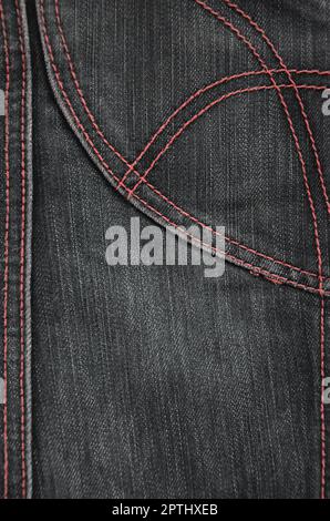 Die Textur von Denim in klassischem Schwarzweiß Ton mit hellen Nähten aus dünnem Stoff. Das Hintergrundbild auf die Herstellung von starren denim Kleidung Stockfoto