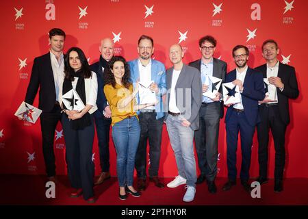 Hamburg, Deutschland. 26. April 2023. Alle anwesenden Preisträger stehen bei der Verleihung des Stern-Preises 2023 zusammen. Die Auszeichnungen wurden vom Magazin „Stern“ für herausragende journalistische Leistungen gesponsert, und unabhängige Jurymitglieder entschieden über die Auszeichnungen in sechs Kategorien. Kredit: Christian Charisius/dpa/Alamy Live News Stockfoto