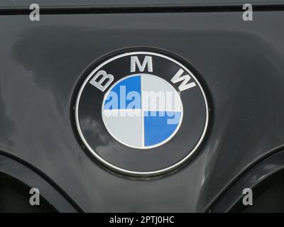 Köln, Deutschland. 23. April 2023. Logo, Schriftzug, Emblem des Automobilherstellers BWW Bayerische Motoren Werke Aktiengesellschaft BMW AG auf der Vorderseite eines Personenkraftwagens. Kredit: Horst Galuschka/dpa/Alamy Live News Stockfoto