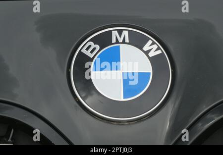 Köln, Deutschland. 23. April 2023. Logo, Schriftzug, Emblem des Automobilherstellers BWW Bayerische Motoren Werke Aktiengesellschaft BMW AG auf der Vorderseite eines Personenkraftwagens. Kredit: Horst Galuschka/dpa/Alamy Live News Stockfoto