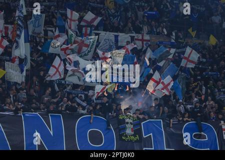 Fans des FC Internazionale während des Coppa Italia 2022/23 Semi Final 2. Leg Fußballspiels zwischen dem FC Internazionale und dem FC Juventus auf der Giuseppe Meazz Stockfoto