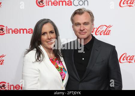 Las Vegas, Usa. 27. April 2023. Emma Thomas und Christopher Nolan kommen am Donnerstag, den 27. April 2023, für die CinemaCon 2023 Big Screen Achievement Awards im Caesars Palace, Las Vegas, Nevada. Foto: James Atoa/UPI Credit: UPI/Alamy Live News Stockfoto