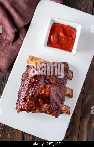 Grillen Sie Schweineribs auf dem weißen Teller Stockfoto